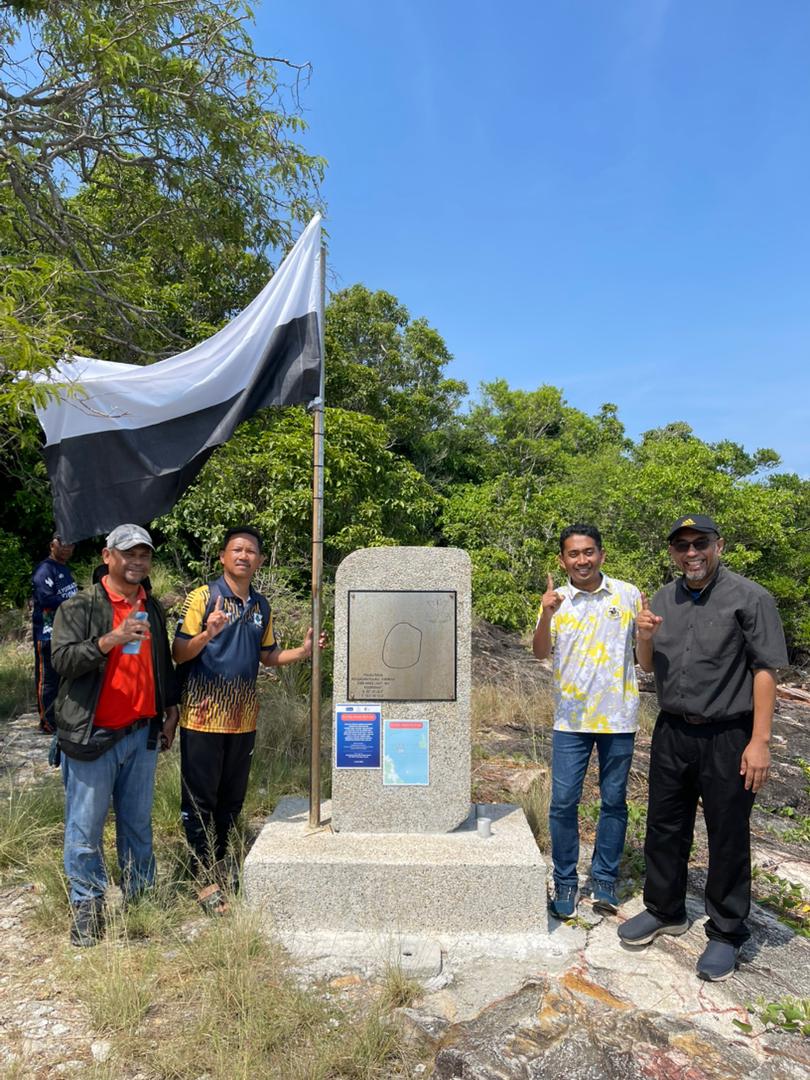 Program Gotong Royong Tioman Bersih &amp; Indah yang berlangsung di Kampung Tekek, Pulau Tioman oleh ADUN Tioman, YB Dato’ Sri Johari Hussain dan Pengurus Besar Lembaga Tioman bersama Pensyarah FTKA, UMPSA Prof. Madya Dr. Abdul Syukor pada 20 Julai 2025